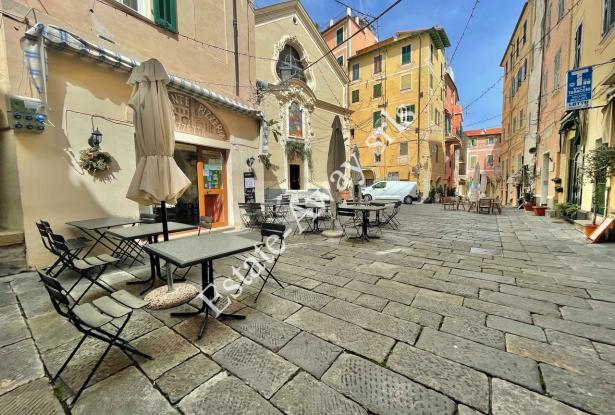 L1212 Apartment with terrace for sale in the historical centre of Bordighera. 15