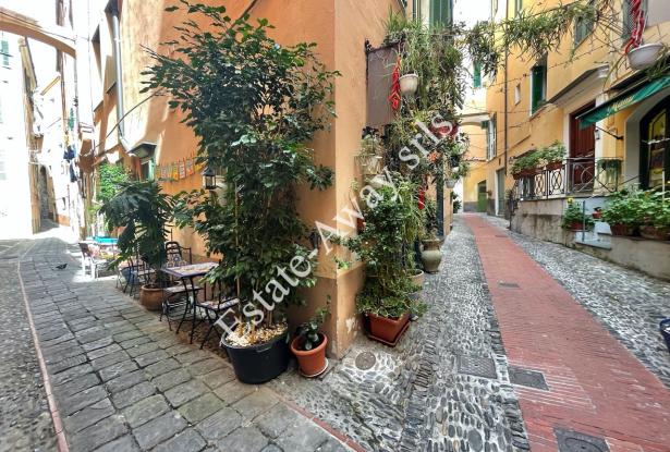L1212 Apartment with terrace for sale in the historical centre of Bordighera. 16