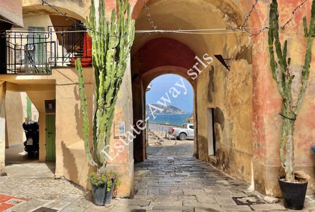 L1212 Apartment with terrace for sale in the historical centre of Bordighera. 17