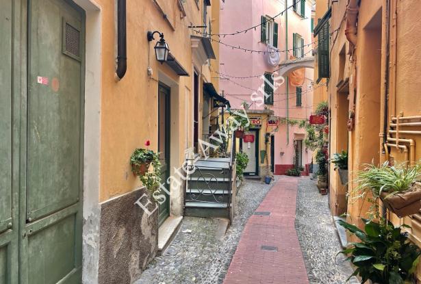 L1212 Apartment with terrace for sale in the historical centre of Bordighera. 18