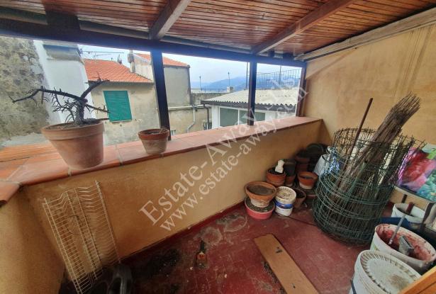 L1212 Apartment with terrace for sale in the historical centre of Bordighera. 2