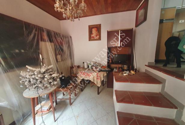L1212 Apartment with terrace for sale in the historical centre of Bordighera. 4
