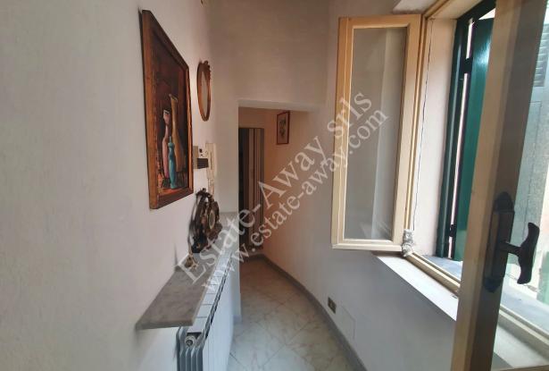 L1212 Apartment with terrace for sale in the historical centre of Bordighera. 6