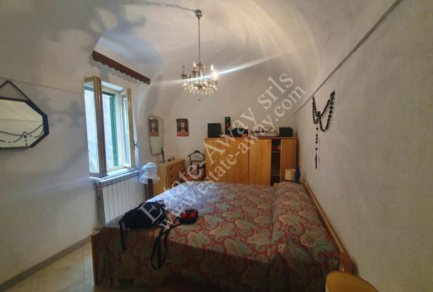 L1212 Apartment with terrace for sale in the historical centre of Bordighera. 7