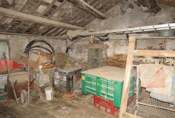 Original barn of 70sqm with 10sqm garden 10km to the beach to convert to a 100sqm town house. 1
