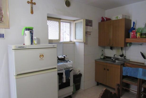 10 minutes drive to the beach, habitable townhouse with separate cellar to convert in the main street of this active town. 2