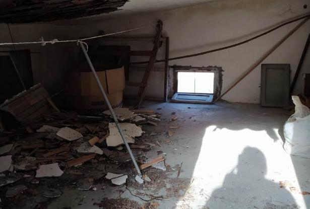 Country house to renovate in a peaceful hamlet with 30sqm terrace and 10sqm garden. 3
