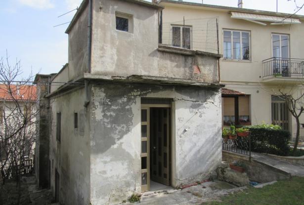 Country house to renovate in a peaceful hamlet with 30sqm terrace and 10sqm garden. 0