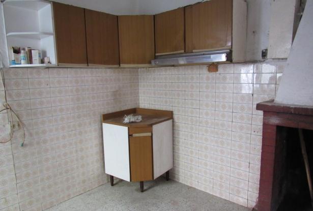 Country house to renovate in a peaceful hamlet with 30sqm terrace and 10sqm garden. 1
