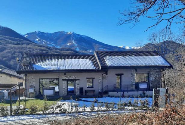 Villa with Garden and Stunning Landscape Views Villa with Garden and Stunning Landscape Views