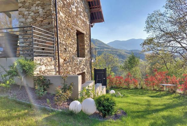 Villa with Garden and Stunning Landscape Views Villa with Garden and Stunning Landscape Views