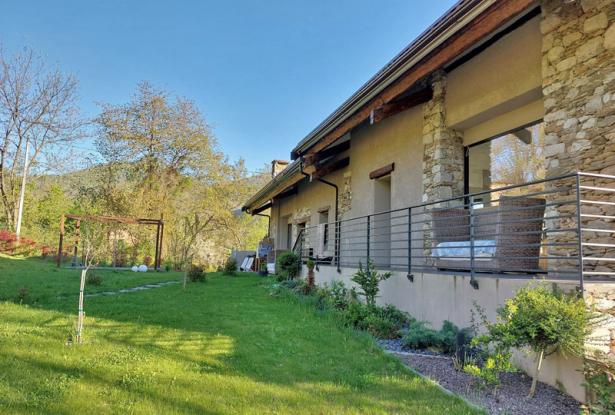 Villa with Garden and Stunning Landscape Views Villa with Garden and Stunning Landscape Views