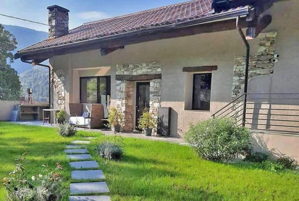 Villa with Garden and Stunning Landscape Views Villa with Garden and Stunning Landscape Views