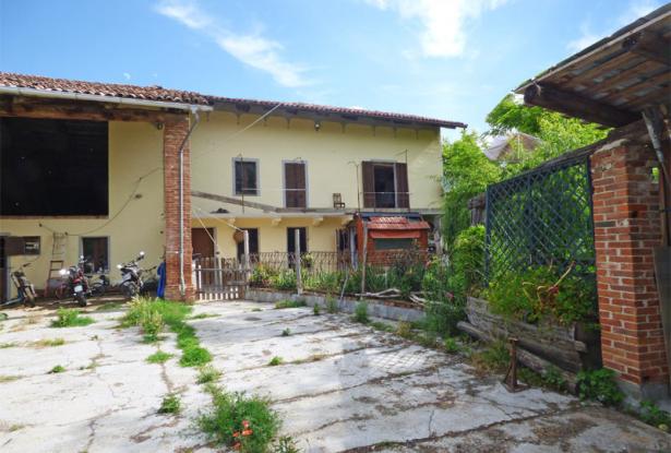 Farmhouse with 15000 sq m of land - LQT003 0