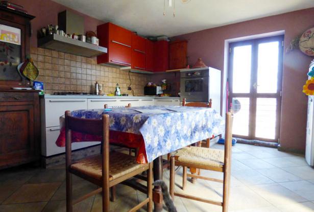 Farmhouse with 15000 sq m of land - LQT003