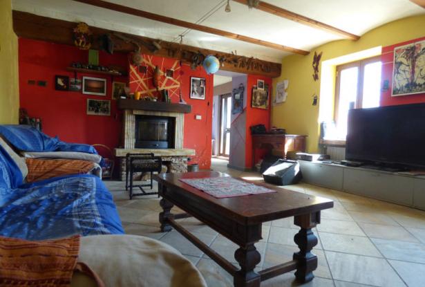 Farmhouse with 15000 sq m of land - LQT003