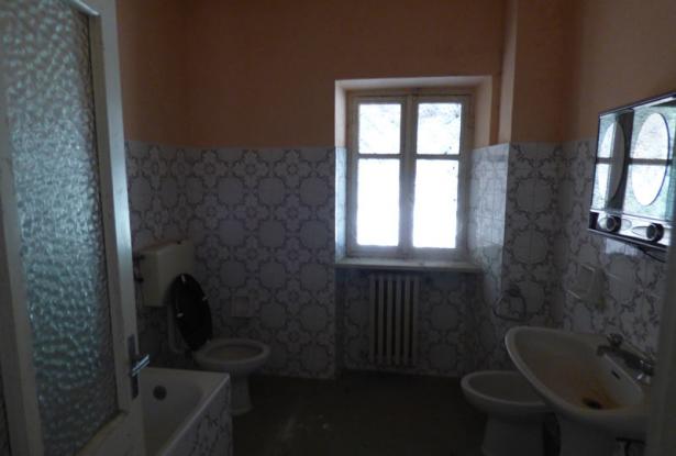 Farmhouse with 15000 sq m of land - LQT003