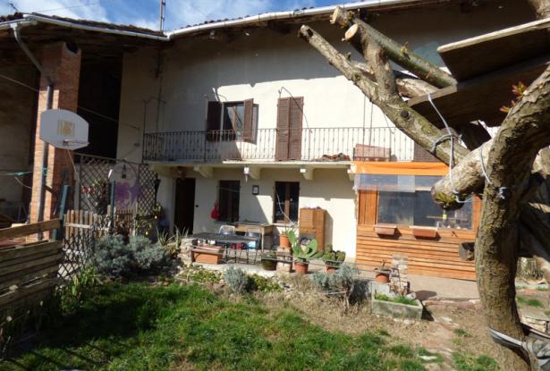 Farmhouse with 15000 sq m of land - LQT003