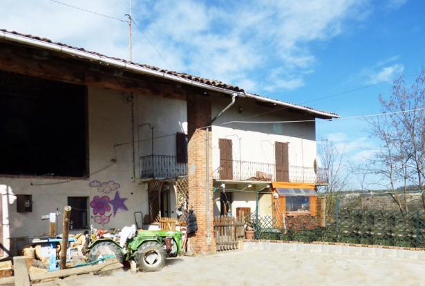 Farmhouse with 15000 sq m of land - LQT003 19