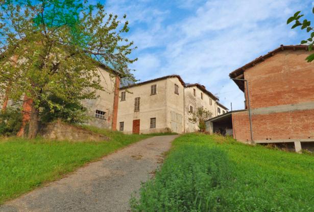 Farm houses with land in south Piedmont - VCF002