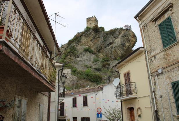 Finished, stone town house at the foot of an amazing castle with mountain views from the long balcony 7