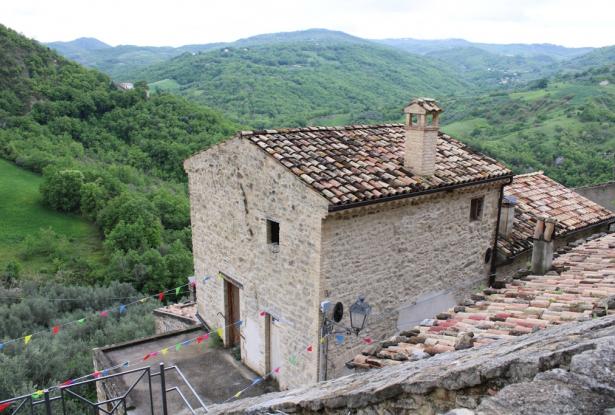 Stone, partially renovated town house with 15sqm terrace, garden and amazing views at the foot of a castle 0