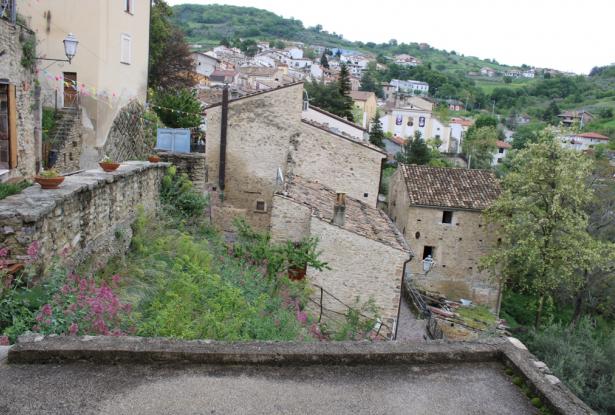 Stone, partially renovated town house with 15sqm terrace, garden and amazing views at the foot of a castle 1