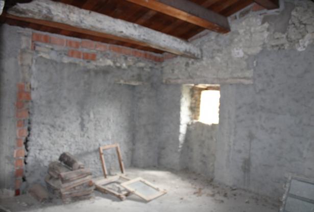 Stone, partially renovated town house with 15sqm terrace, garden and amazing views at the foot of a castle 3