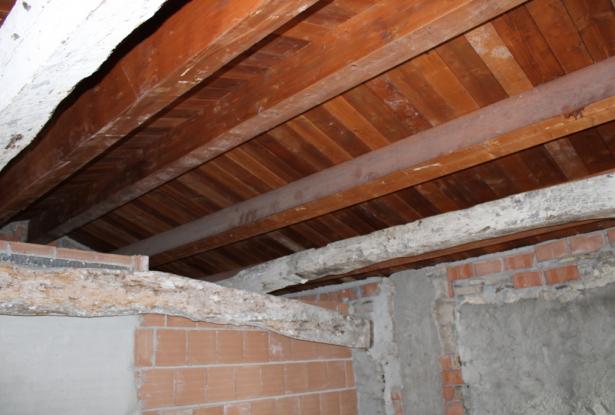 Stone, partially renovated town house with 15sqm terrace, garden and amazing views at the foot of a castle 4