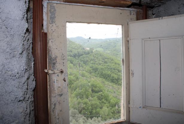 Stone, partially renovated town house with 15sqm terrace, garden and amazing views at the foot of a castle 7