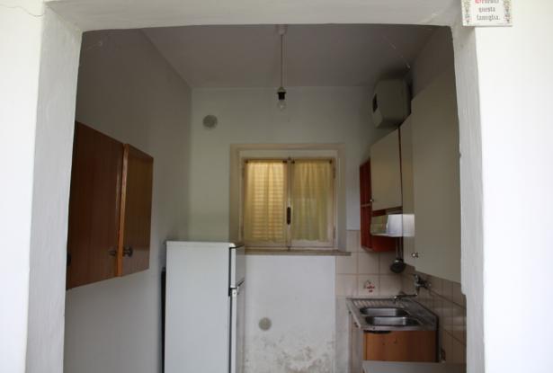 Hill top, detached, 5 bed, 200sqm stone country house, 1km to town, partially renovated, habitable, garden 2
