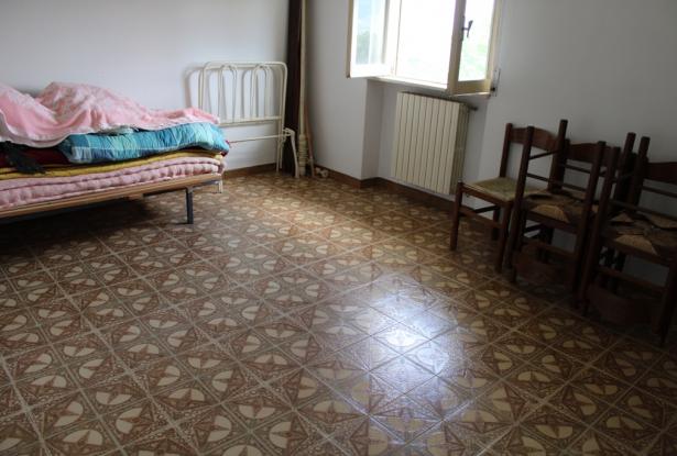 Hill top, detached, 5 bed, 200sqm stone country house, 1km to town, partially renovated, habitable, garden 6