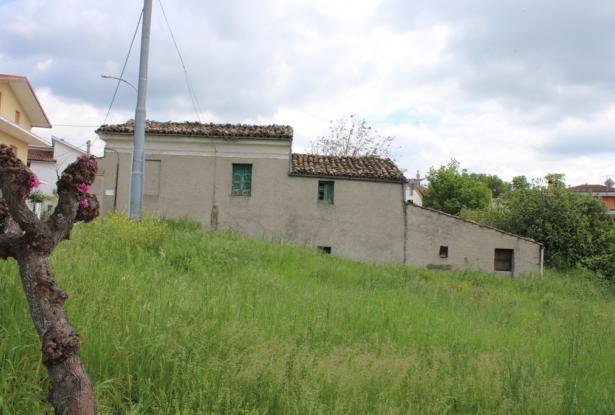 Detached ruin of 160sqm and garage with 1000sqm of land 1km from town 0