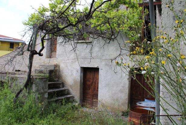 Detached ruin of 160sqm and garage with 1000sqm of land 1km from town 1