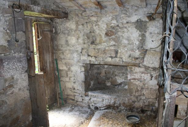 Detached ruin of 160sqm and garage with 1000sqm of land 1km from town 4