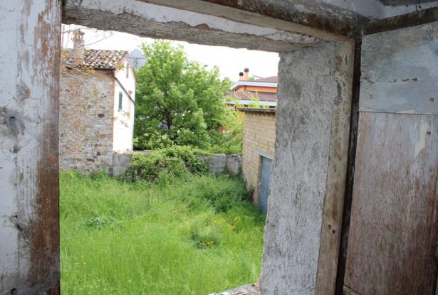 Detached ruin of 160sqm and garage with 1000sqm of land 1km from town 6