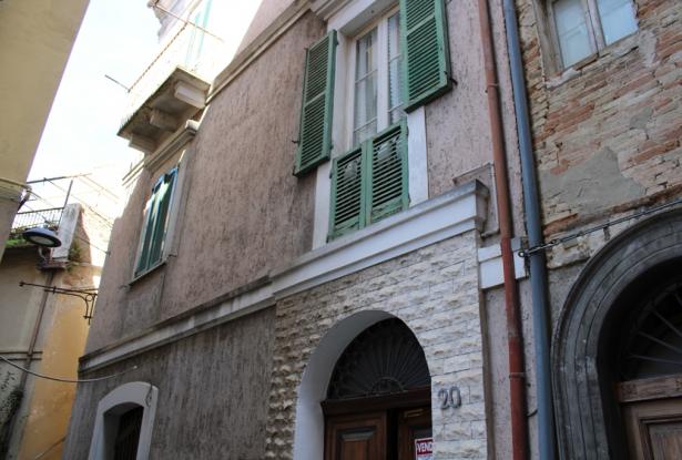 Town house, 130sqm, 3 bedrooms, sea view from the roof, full of vaults and 1950s character 0