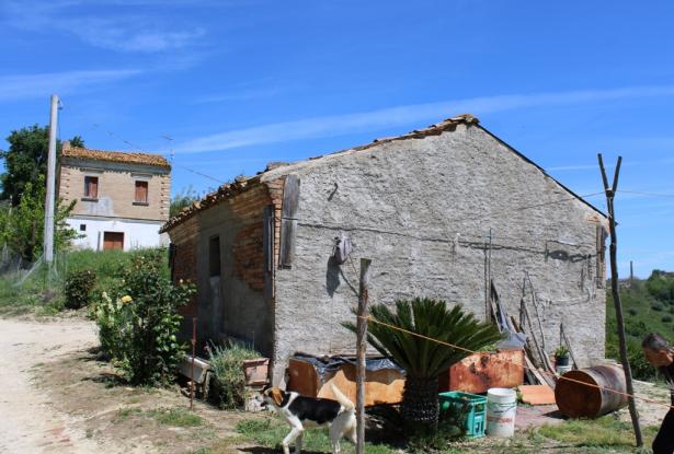 1 hectare of land with a detached 20sqm house, 10km to the beach and beautiful sea views 0