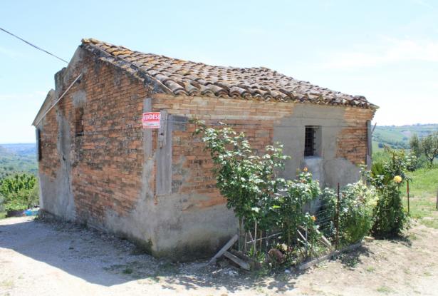 1 hectare of land with a detached 20sqm house, 10km to the beach and beautiful sea views 2
