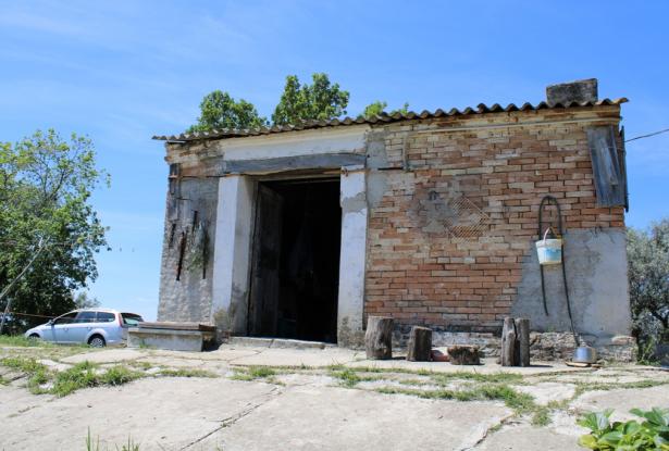 1 hectare of land with a detached 20sqm house, 10km to the beach and beautiful sea views 4