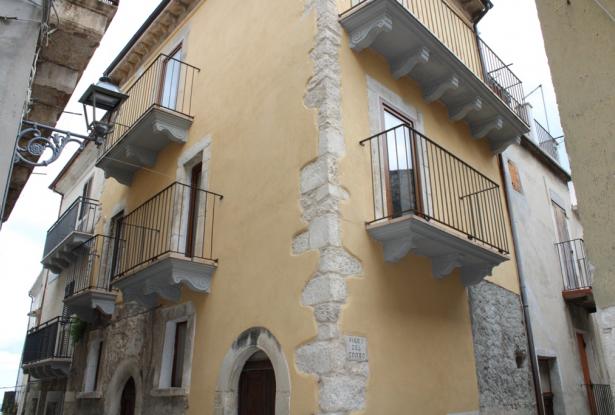Renovated 4 bed, 200 year old town house, 150sqm with sun terrace 0