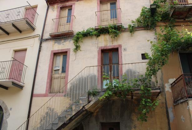 Located in the center of this typical Italian town with 2 beds, two cellars and a new roof 0