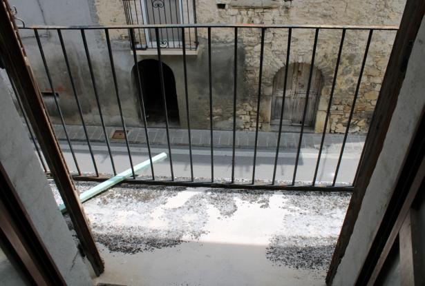 100 year old, habitable town house, stone structure, vaulted ceilings, 2 beds, amazing open views 5