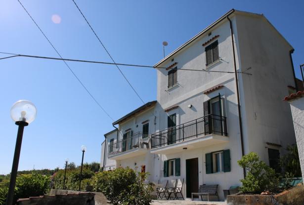 Sea front estate, 300 meters to the beach, recently restored, detached, 8 bedrooms, 2000sqm of garden, garage, private spot amazing sea views 5