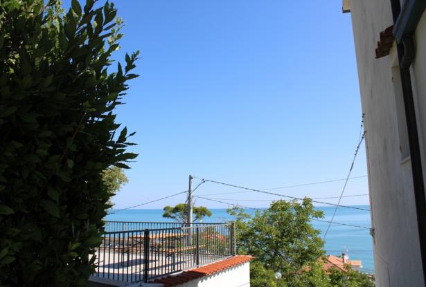 Sea front estate, 300 meters to the beach, recently restored, detached, 8 bedrooms, 2000sqm of garden, garage, private spot amazing sea views 8