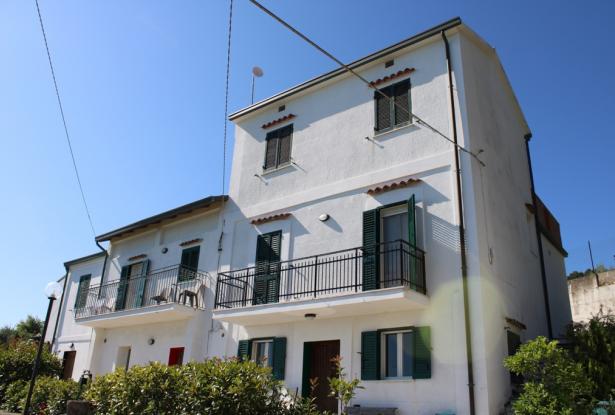 Sea front estate, 300 meters to the beach, recently restored, detached, 8 bedrooms, 2000sqm of garden, garage, private spot amazing sea views 0