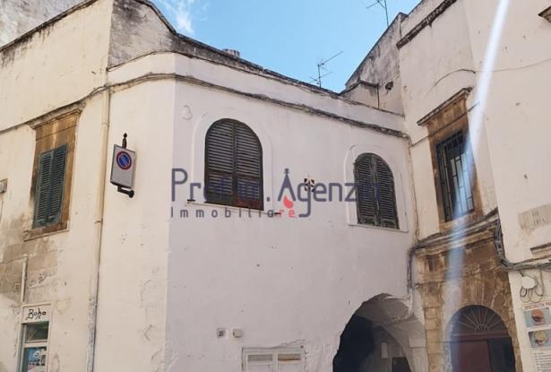 172611 - House in the historic centre in need of renovation 0