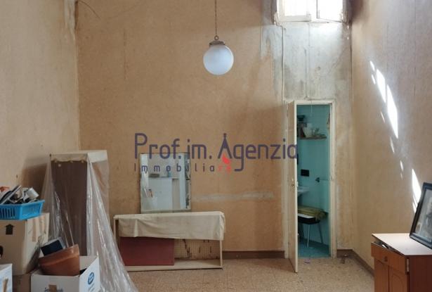 172611 - House in the historic centre in need of renovation 9