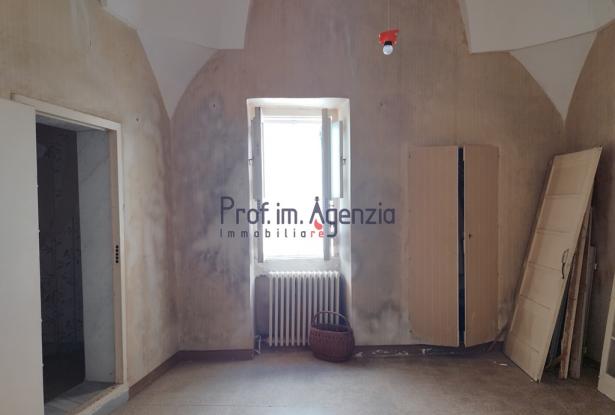 172611 - House in the historic centre in need of renovation 11