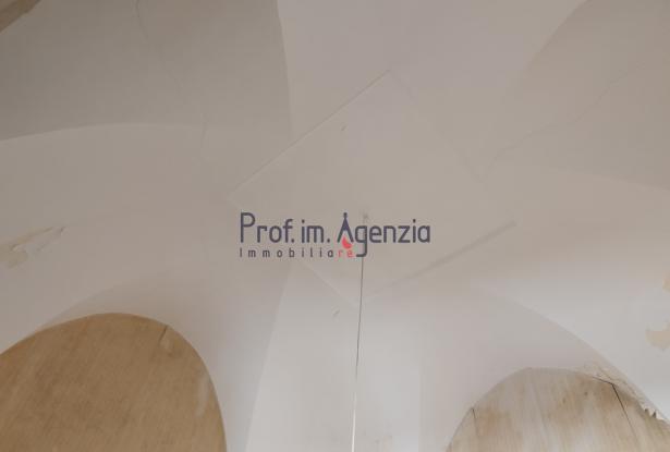 172611 - House in the historic centre in need of renovation 12